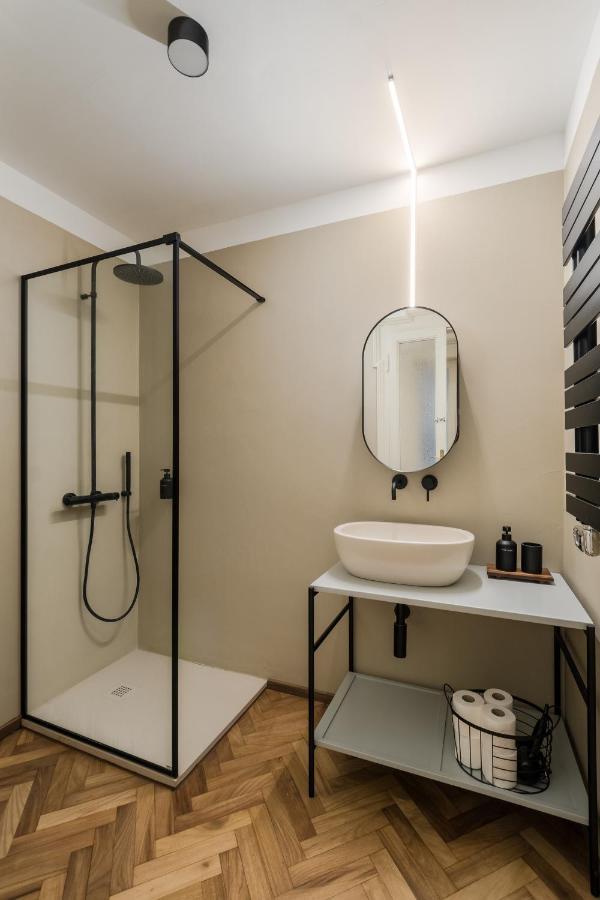 Casa Unica Milano - Elegant Apartment With Balcony - Centrale 1 Luaran gambar